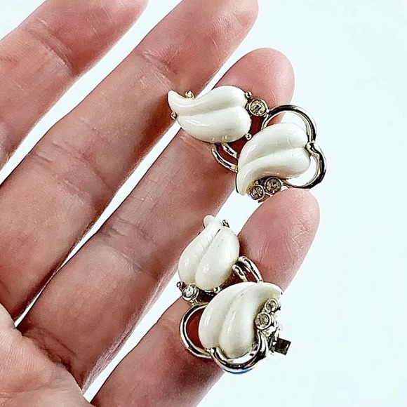 Vintage Kramer White Milk Glass Rhinestone Clip Earrings, Silver,Designer Signed - Picture 6 of 6